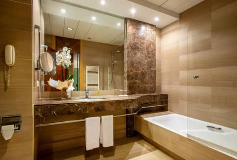 Eurostars Acteón — bathroom