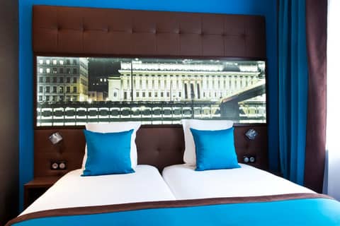 Hotel des Savoies Lyon Perrache — hotel room
