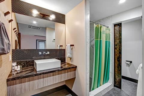 Mahala - 21 and Over - A Town & Desert Boutique Hotel — bathroom