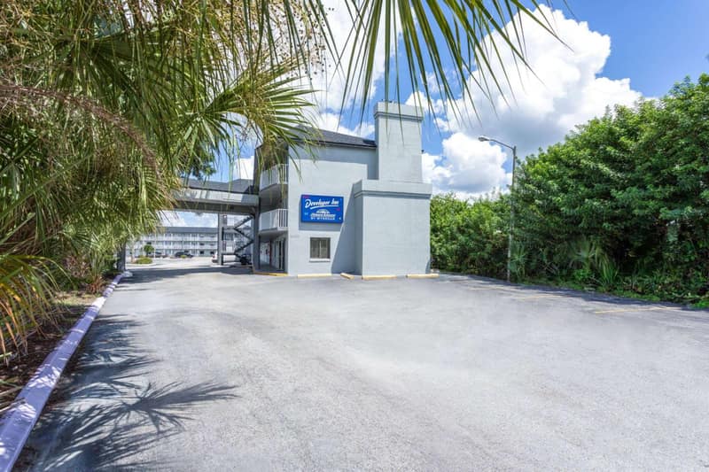 Howard Johnson by Wyndham Orlando Lake Buena Vista South — building