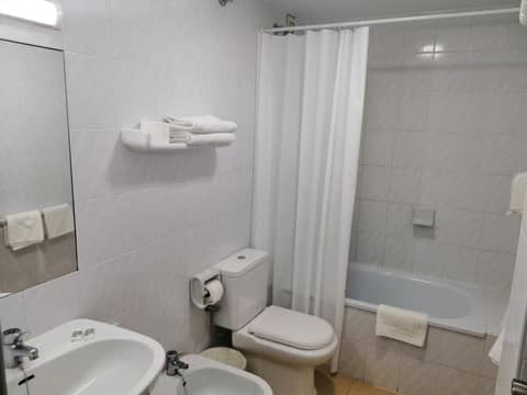 Apartamentos Puerta del Sur — bathroom