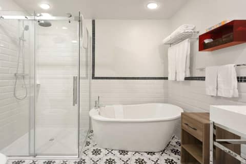 Hotel Bonaparte — bathroom