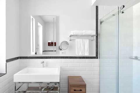 Hotel Bonaparte — bathroom