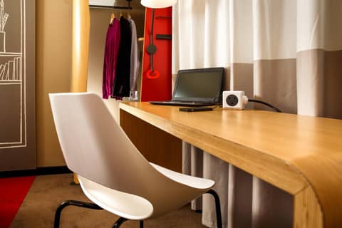 ibis London Excel-Docklands — hotel reception