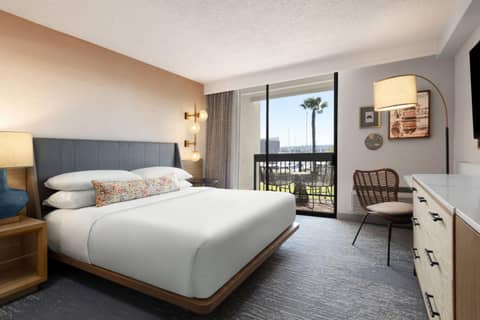 Sheraton San Diego Resort — hotel room