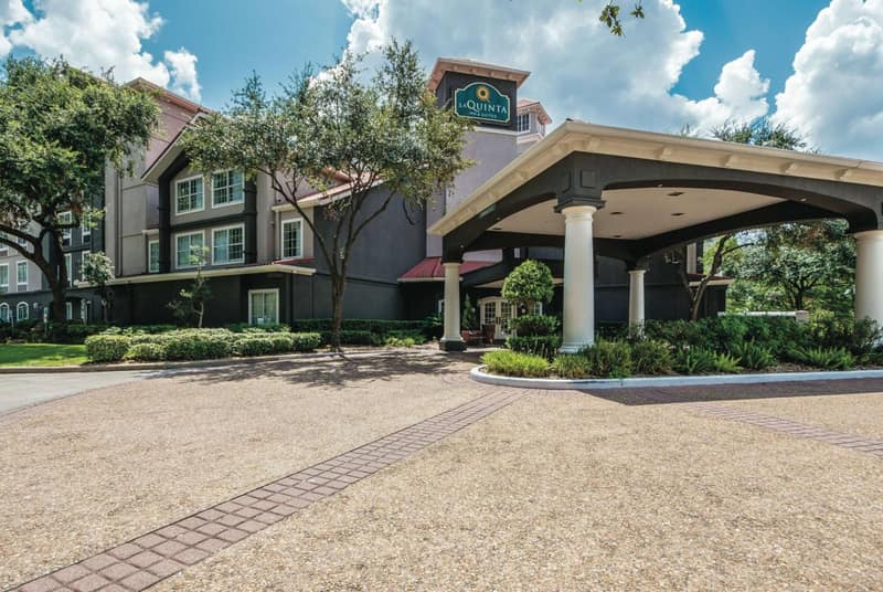 La Quinta Inn & Suites by Wyndham Houston Bush IAH South — building