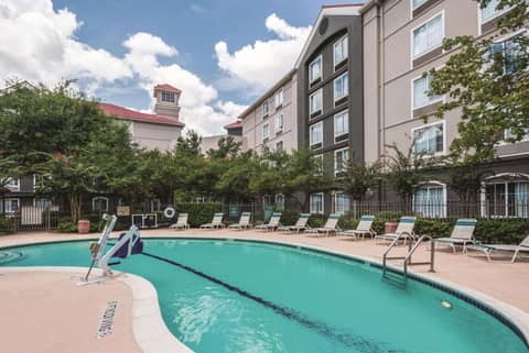 La Quinta Inn & Suites by Wyndham Houston Bush IAH South — photo 3