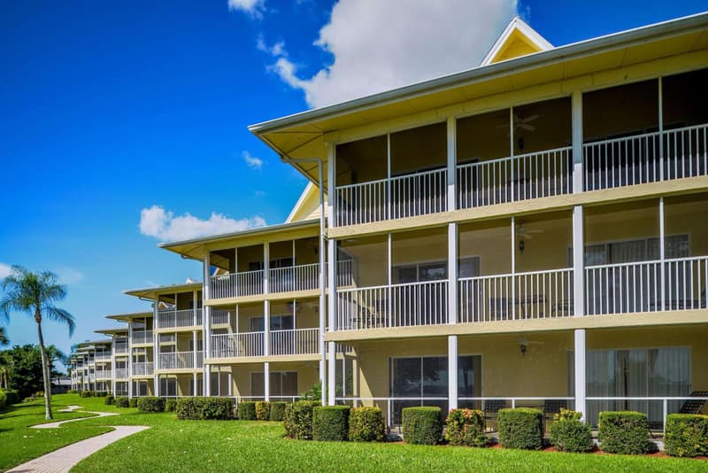 Hilton Vacation Club Charter Club Naples Bay — building