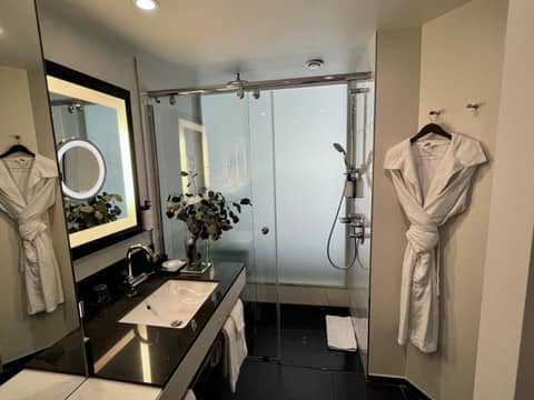 Sofitel Brussels Europe — bathroom