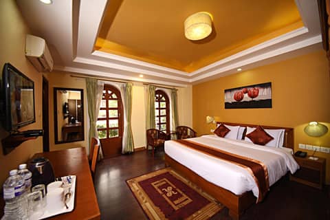 DOM Himalaya Hotel — hotel room