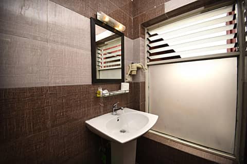 DOM Himalaya Hotel — bathroom