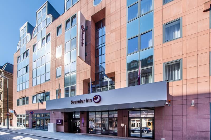 Premier Inn Frankfurt City Centre — building