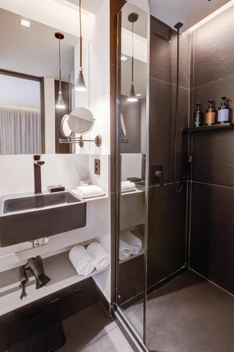 Qoya São Paulo Paulista Curio Collection by Hilton — bathroom