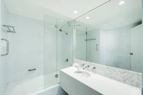 Vibe Hotel Sydney — bathroom
