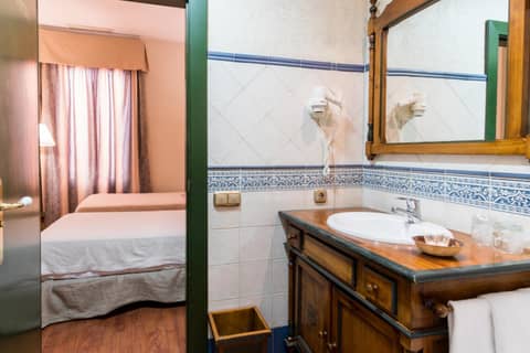 Hotel Plaza Nueva — bathroom