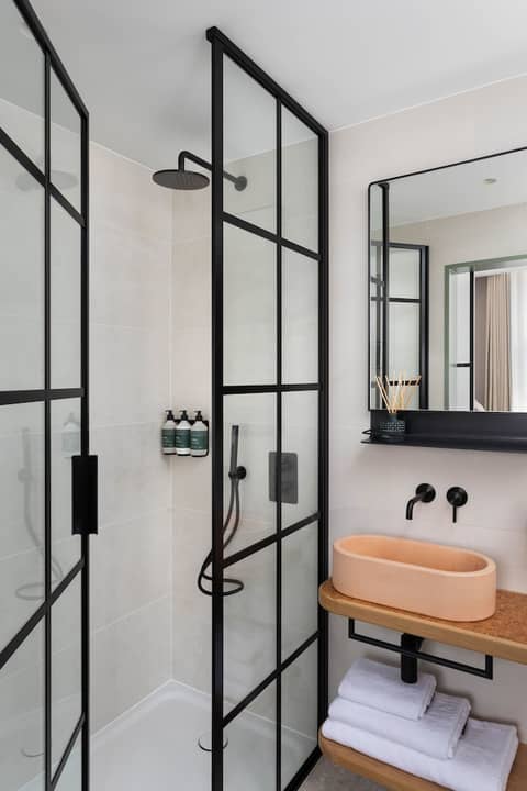 Inhabit Queen's Gardens a Member of Design Hotels — bathroom