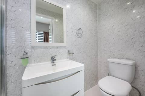 King Solomon Hotel- Golders Green — bathroom