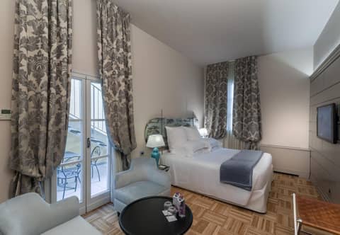 Hotel Number Nine — hotel room