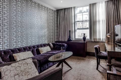 Courthouse Hotel London — living room