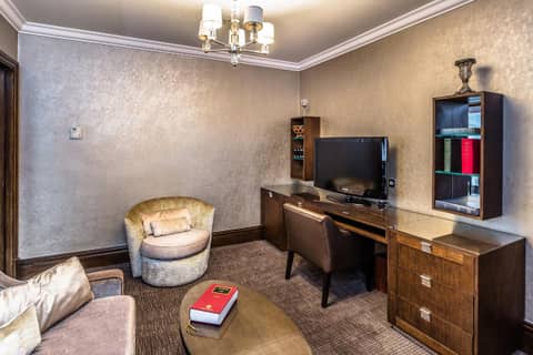 Courthouse Hotel London — living room