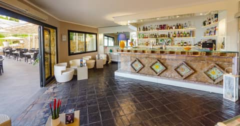 Calanica Resort — lounge