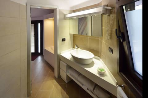 Calanica Resort — bathroom