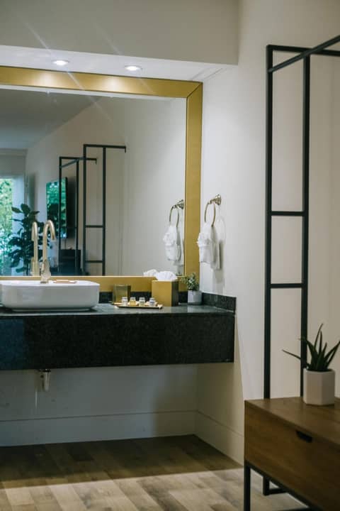 L3 Oasis Hotel — bathroom