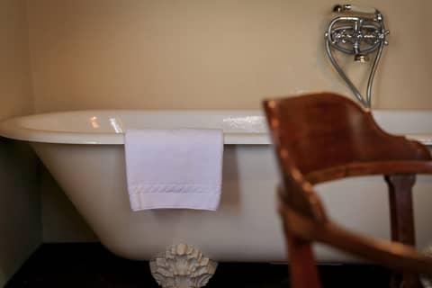 J And J Historic House Hotel — bathroom