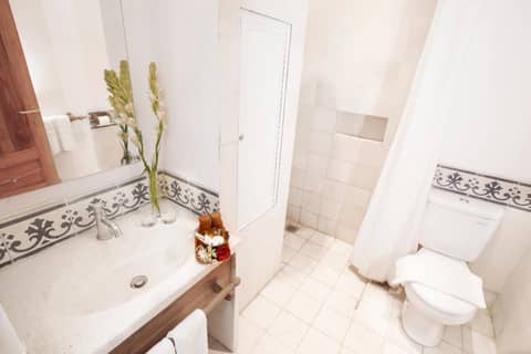 Adhisthana Hotel Yogyakarta — bathroom