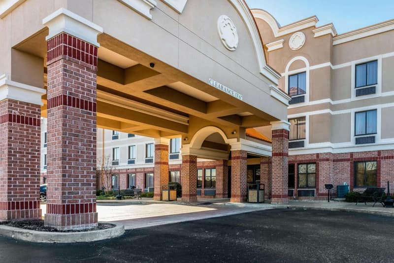 Comfort Inn & Suites Airport-American Way — building