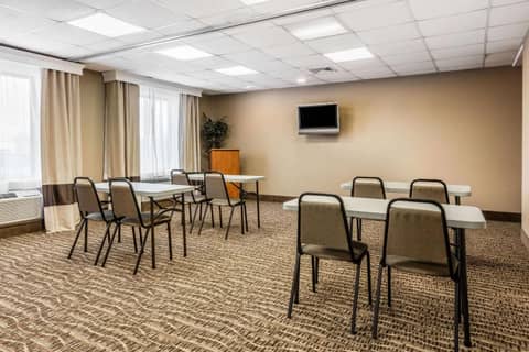 Comfort Inn & Suites Airport-American Way — photo 8