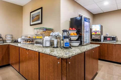 Comfort Inn & Suites Airport-American Way — dining