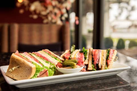 Hilton Chicago/Oak Lawn — dining