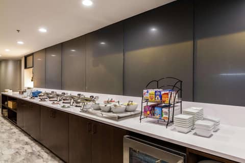 Hilton Chicago/Oak Lawn — kitchen