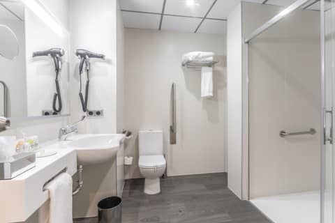 Monte Carmelo — bathroom
