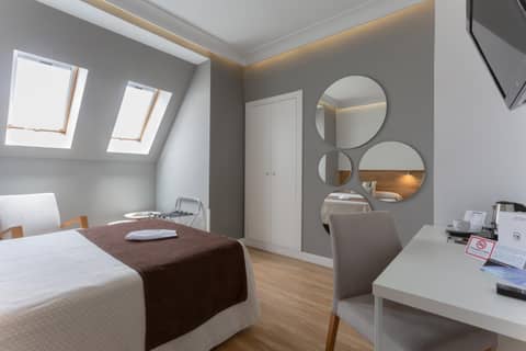 Monte Carmelo — hotel room
