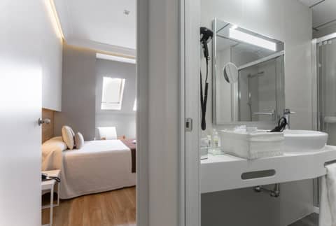 Monte Carmelo — bathroom