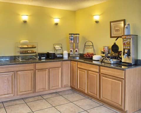 Rodeway Inn Richmond West End — photo 9