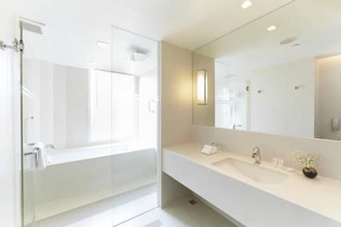 Sora Resort & Suites Sukhumvit — bathroom