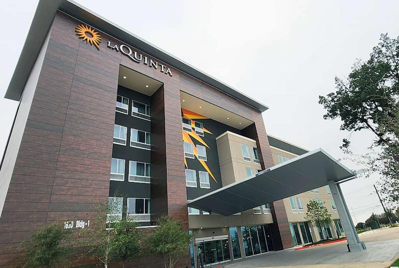 La Quinta Inn & Suites by Wyndham Austin South — building
