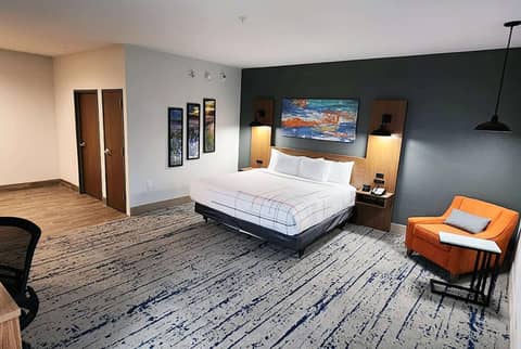 La Quinta Inn & Suites by Wyndham Austin South — hotel room