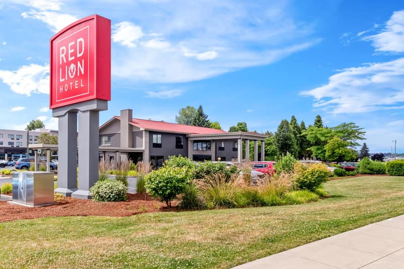 Red Lion Hotel Portland Airport — building