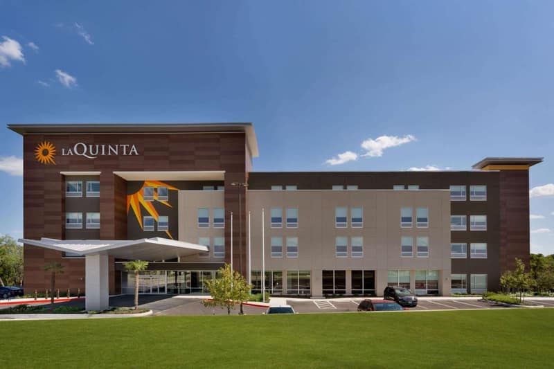 La Quinta Inn & Suites by Wyndham San Antonio Seaworld LAFB — building