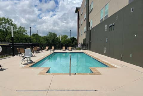 La Quinta Inn & Suites by Wyndham San Antonio Seaworld LAFB — photo 2