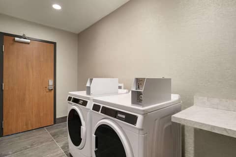 La Quinta Inn & Suites by Wyndham San Antonio Seaworld LAFB — photo 7