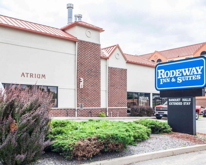 Rodeway Inn & Suites Milwaukee Airport — building