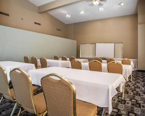 Rodeway Inn & Suites Milwaukee Airport — photo 4