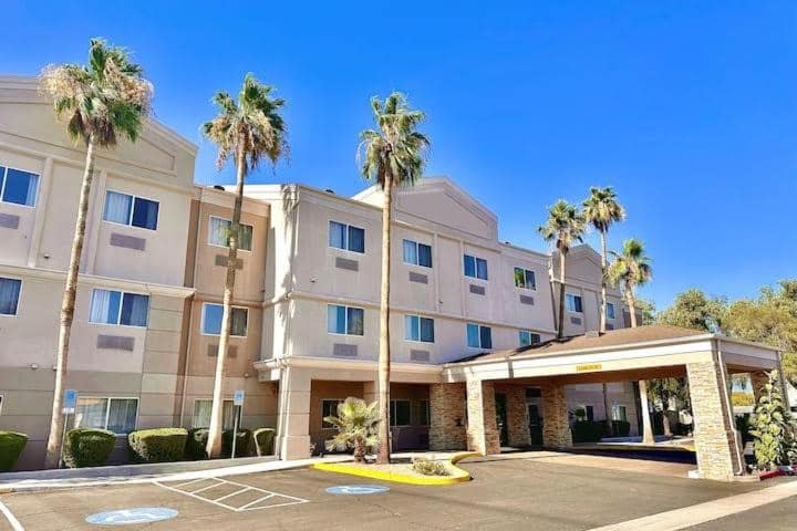 Baymont by Wyndham Phoenix North — building