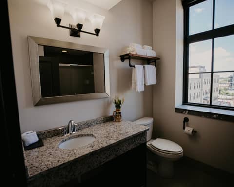 Brewhouse Inn and Suites — photo 8