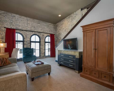 Brewhouse Inn and Suites — photo 9